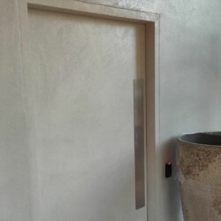 ClaudiCemento microcement on the door and walls by Sobo. Door and Walls