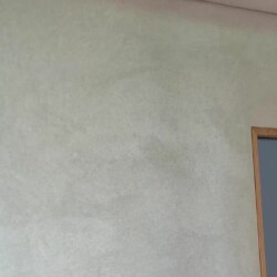 ClaudiCemento microcement on the door and walls by Sobo. Door and Walls