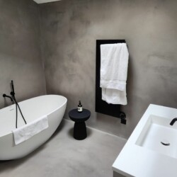ClaudiCemento microcement on the floors, walls, ceilings. Bathroom