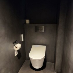 ClaudiCemento microcement dark grey on the floors, walls, ceilings installed by SOBO. Bathroom