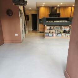 ClaudiCemento READY MIX microcement on the floor by Sobo. Foor