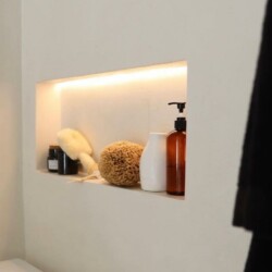 ClaudiCemento microcement DECK, off white,  design and photos @downatorchardhouse (Instagram) Bathroom