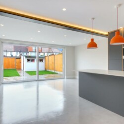 ClaudiCemento Fine, satin + high gloss finish achieved by buffering. Kitchen floor