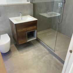 Bathroom -  Microcement DECK, installed by TROWEL MASTER BUILD & DESIGN LTD,  www.trowelmaster.co.uk. Bathroom